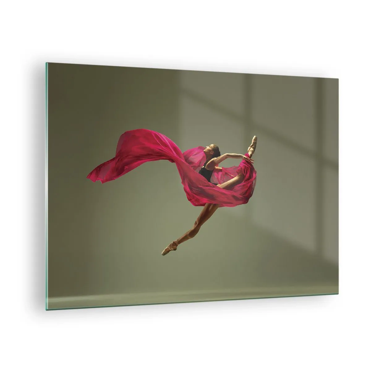 Obraz na skle - Tanečník za letu s rozplývajúcou sa fuchsiovou látkou - 70x50cm - Tancujúci plameň - Moderná nástenná dekorácia do obývacej izby a spálne ARTTOR