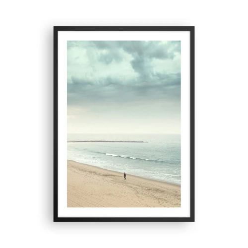 Plagát v čiernom ráme - Osamelá postava kráča po pobreží pod zamračenou oblohou. - 50x70cm - Hľadám pokoj - Moderná nástenná dekorácia do obývacej izby a spálne ARTTOR