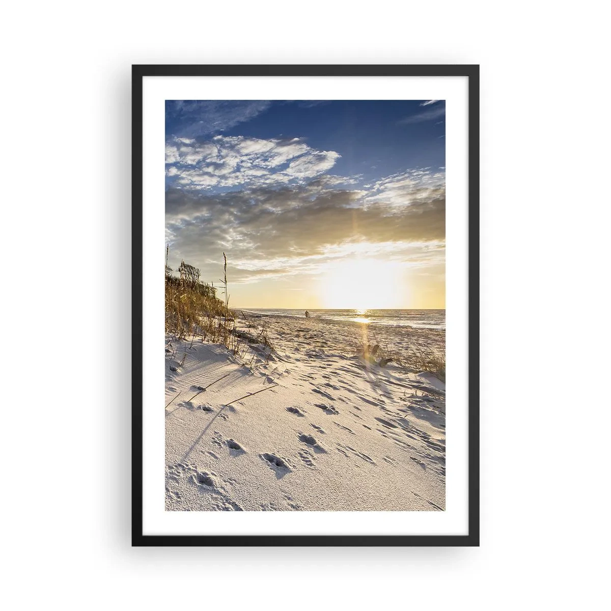 Plagát v čiernom ráme - Piesočnatá pláž osvetlená zapadajúcim slnkom - 50x70cm - Pozvánka na prechádzku - Moderná nástenná dekorácia do obývacej izby a spálne ARTTOR