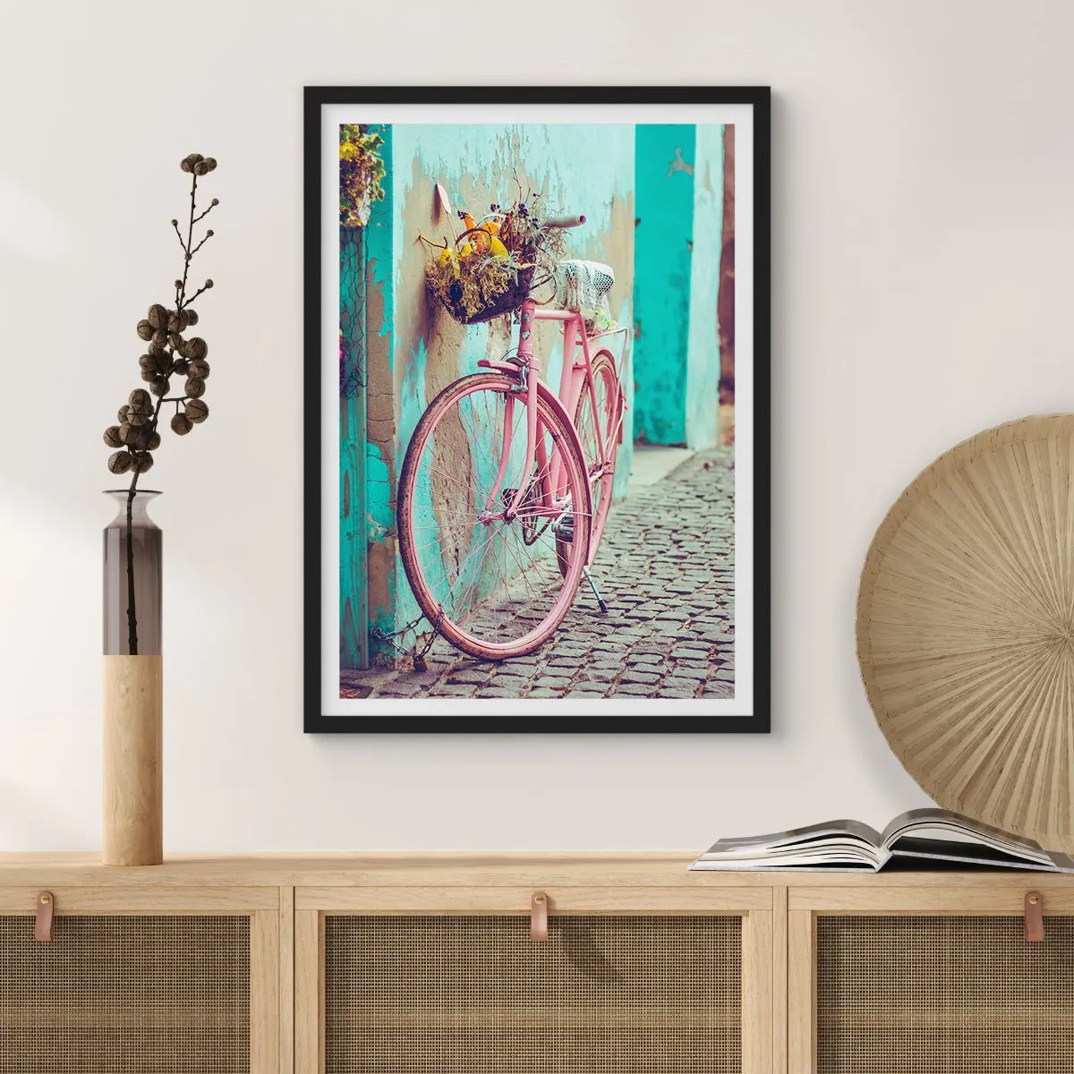 Plagát v čiernom ráme - Ružový bicykel s košíkom na rustikálnej ulici - 50x70cm - Hneď sa vrátim - Moderná nástenná dekorácia do obývacej izby a spálne ARTTOR