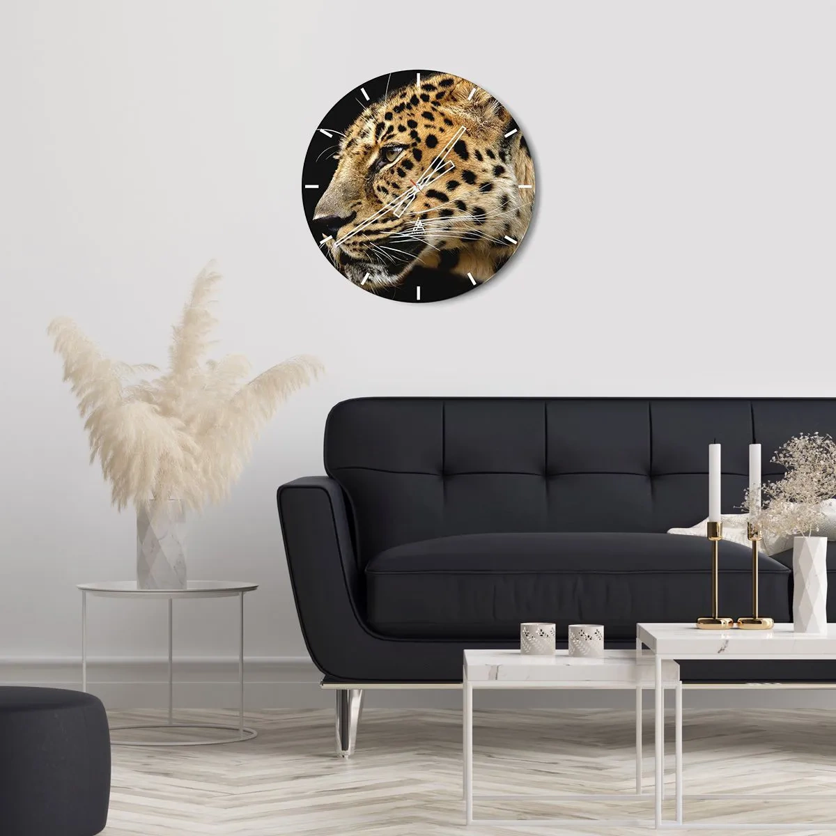 Nástenné hodiny - Detailný záber na leopardju hlavu na čiernom pozadí - 30x30cm - Pokojný, sústredený, pripravený - Moderná nástenná dekorácia do obývacej izby, kuchyne a spálne ARTTOR