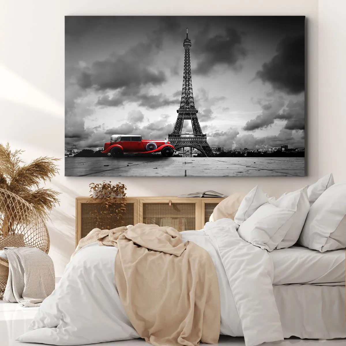 Obraz na plátne - Červené retro auto pred Eiffelovou vežou v čiernobielej farbe - 70x50cm - Nie tak dávno v Paríži - Moderná nástenná dekorácia do obývacej izby a spálne ARTTOR