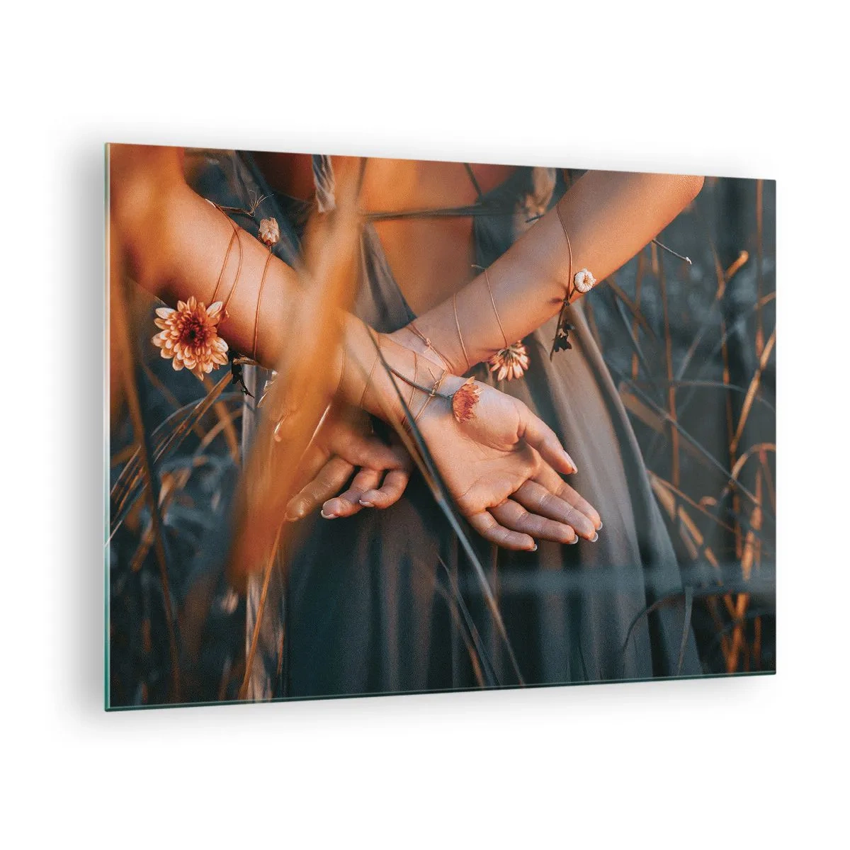 Obraz na skle - Detailný záber na zovreté ruky ženy s kvetmi na trávnatom pozadí - 70x50cm - Prepojená s prírodou - Moderná nástenná dekorácia do obývacej izby a spálne ARTTOR