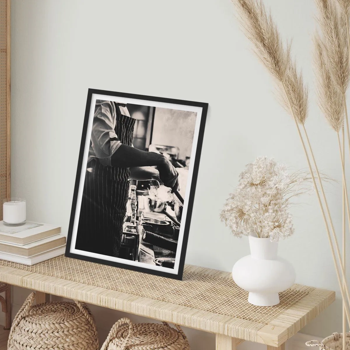 Plagát v čiernom ráme - Čiernobiela fotografia kuchára pri práci - 50x70cm - Alchýmia chutí - Moderná nástenná dekorácia do obývacej izby a spálne ARTTOR