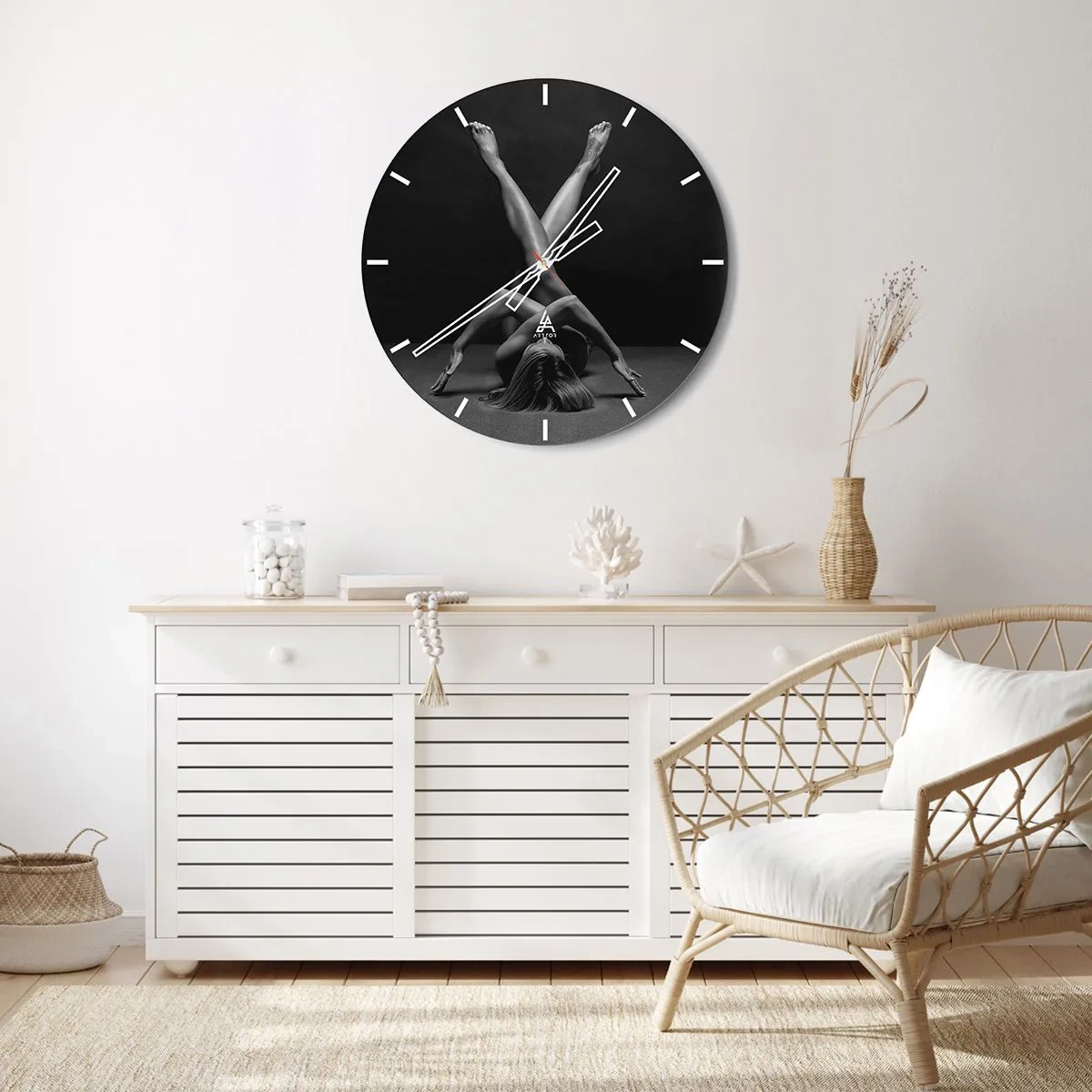 Nástenné hodiny - Umelecká silueta ženy v dynamickej póze na čiernom pozadí - 30x30cm - Geometria nahoty - Moderná nástenná dekorácia do obývacej izby, kuchyne a spálne ARTTOR