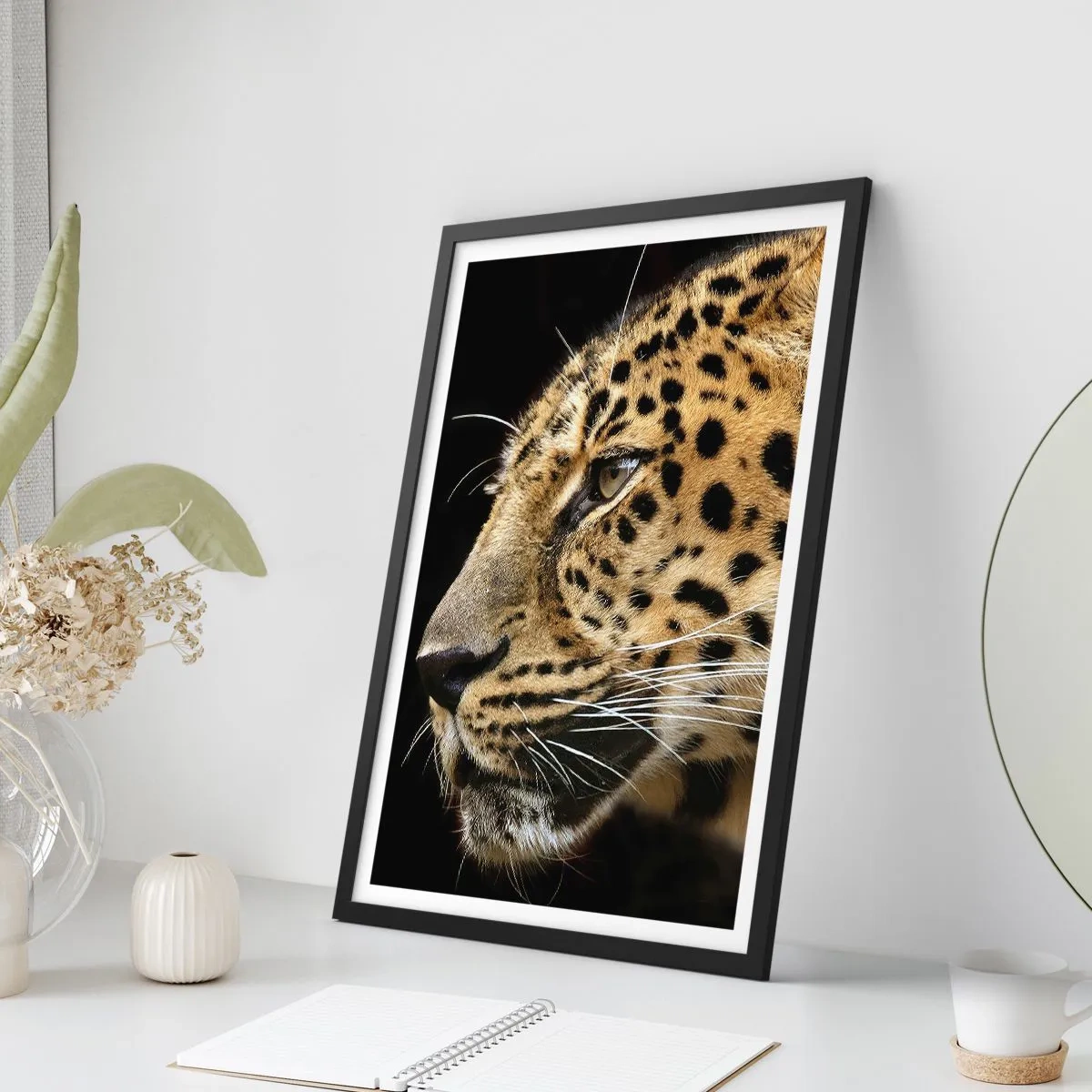 Plagát v čiernom ráme - Profil leoparda na tmavom pozadí - 50x70cm - Pokojný, sústredený, pripravený - Moderná nástenná dekorácia do obývacej izby a spálne ARTTOR