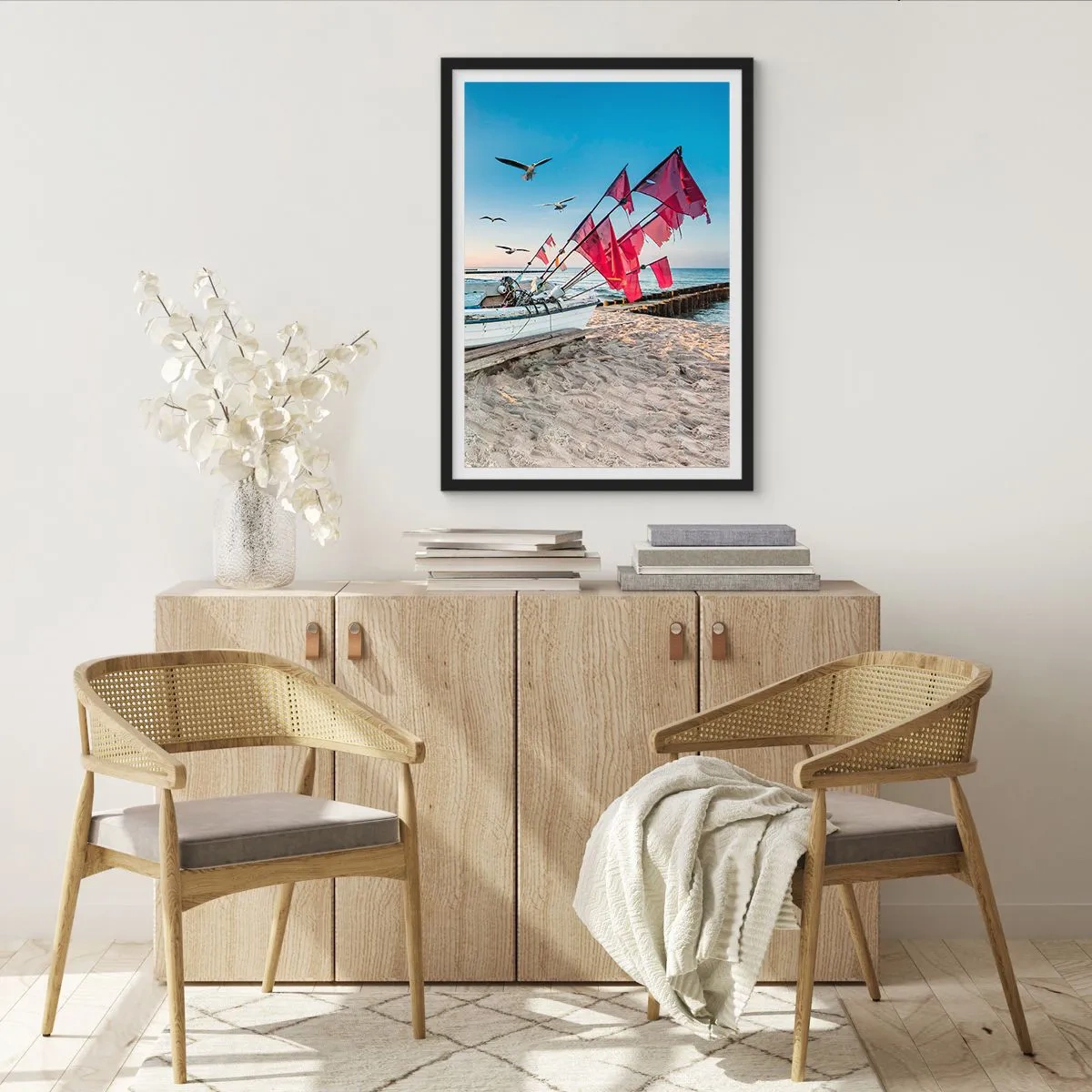 Plagát v čiernom ráme - Rybársky čln s červenými vlajkami na pláži - 50x70cm - Zaslúžená prestávka - Moderná nástenná dekorácia do obývacej izby a spálne ARTTOR