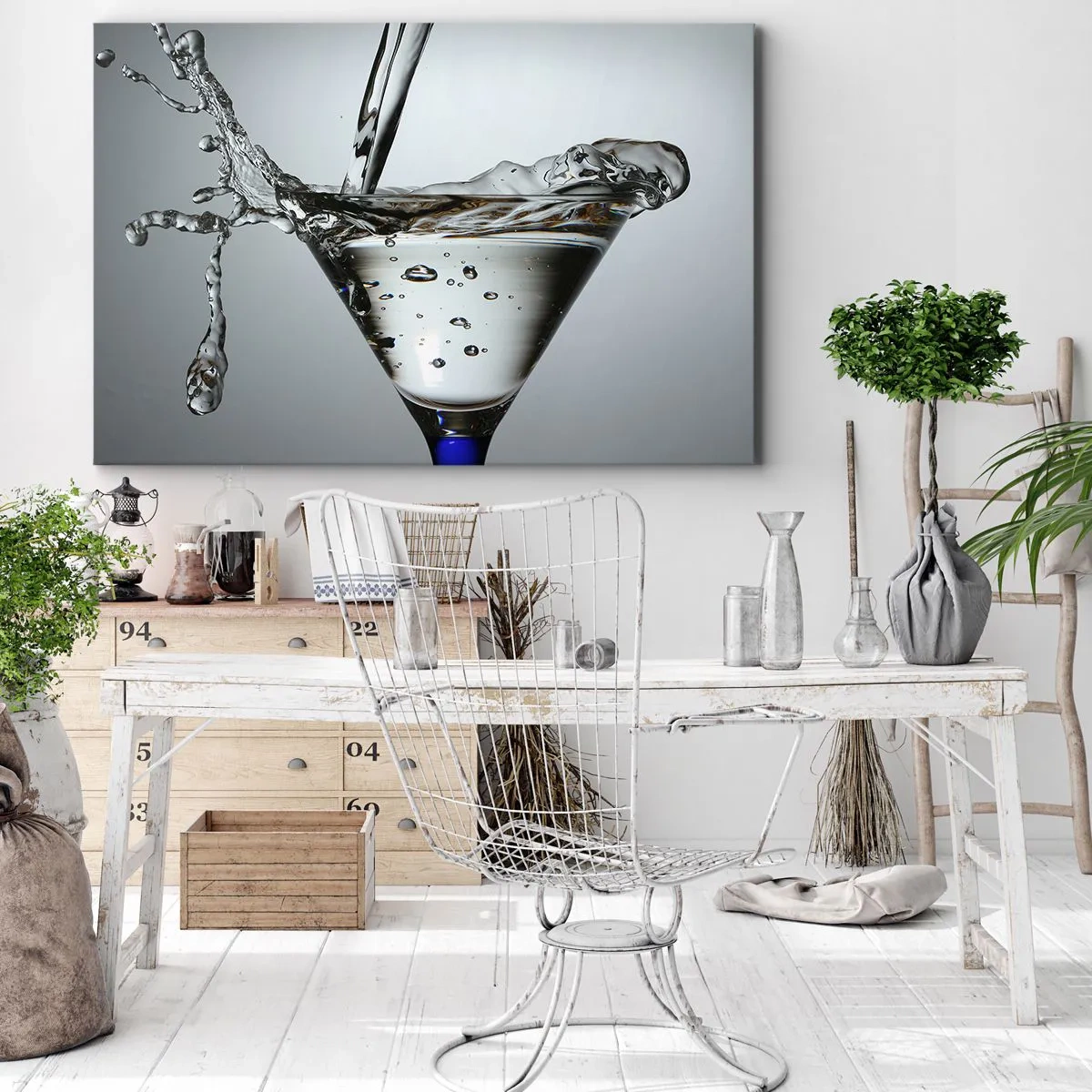 Obraz na plátne - Pohár na Martini s dynamickým striekaním vody na svetlom pozadí. - 70x50cm - Nad okrajom pohára - Moderná nástenná dekorácia do obývacej izby a spálne ARTTOR