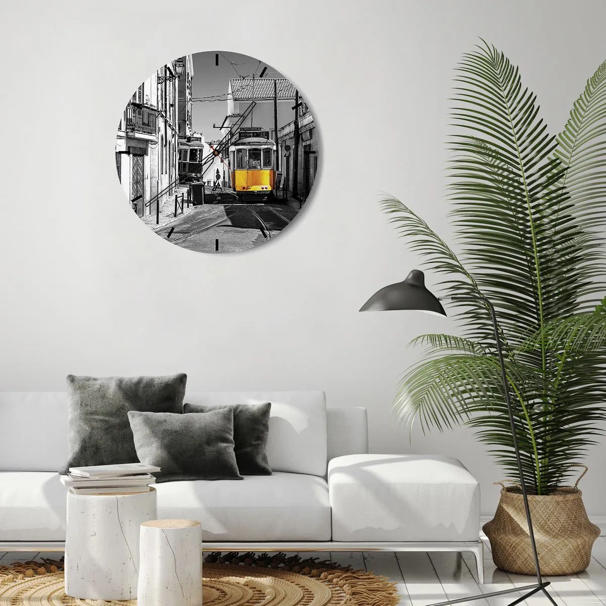 Nástenné hodiny - Žltá električka na čiernobielej ulici v Lisabone - 30x30cm - Duch Lisabonu - Moderná nástenná dekorácia do obývacej izby, kuchyne a spálne ARTTOR