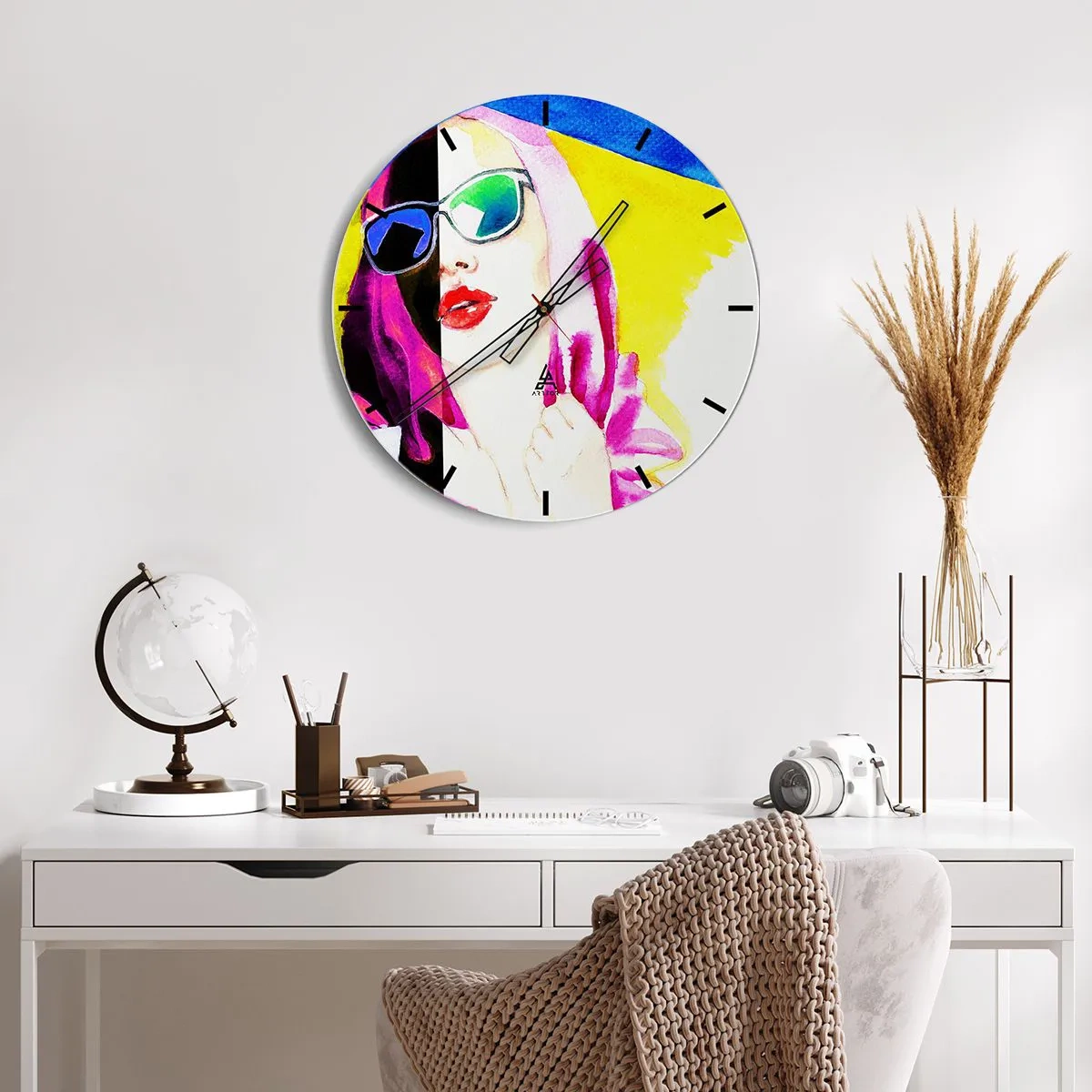 Nástenné hodiny - Žena s okuliarmi v štýle pop art - 30x30cm - Nie som biela a nie som čierna - Moderná nástenná dekorácia do obývacej izby, kuchyne a spálne ARTTOR