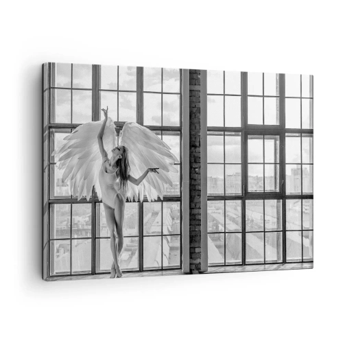 Obraz na plátne - Žena s anjelskými krídlami na pozadí okna v podkroví - 70x50cm - Mesto anjelov? - Moderná nástenná dekorácia do obývacej izby a spálne ARTTOR