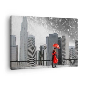 Obraz na plátne - Pár v červenom s dáždnikom na pozadí mestskej krajiny - 70x50cm - Človek nie je kameň - Moderná nástenná dekorácia do obývacej izby a spálne ARTTOR
