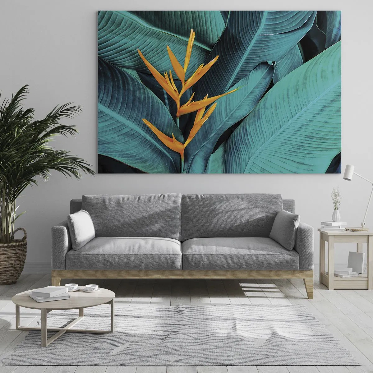 Obraz na skle - Exotický kvet na pozadí veľkých zelených listov. - 70x50cm - Rajský kvet - Moderná nástenná dekorácia do obývacej izby a spálne ARTTOR