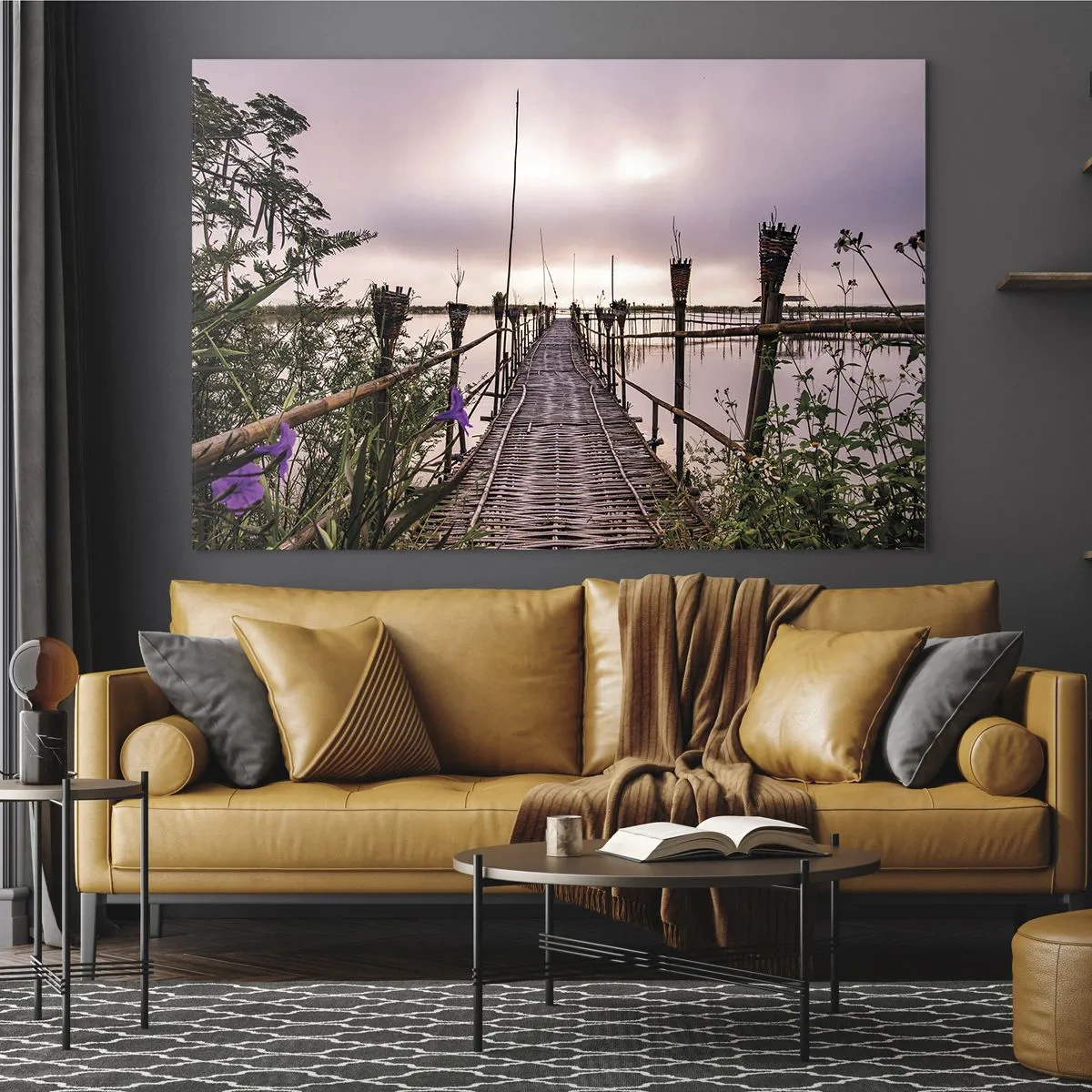 Obraz na skle - Bambusový most vedúci cez jazero, obklopený rastlinami a kvetmi - 70x50cm - Pokoj a pohoda Ázie - Moderná nástenná dekorácia do obývacej izby a spálne ARTTOR