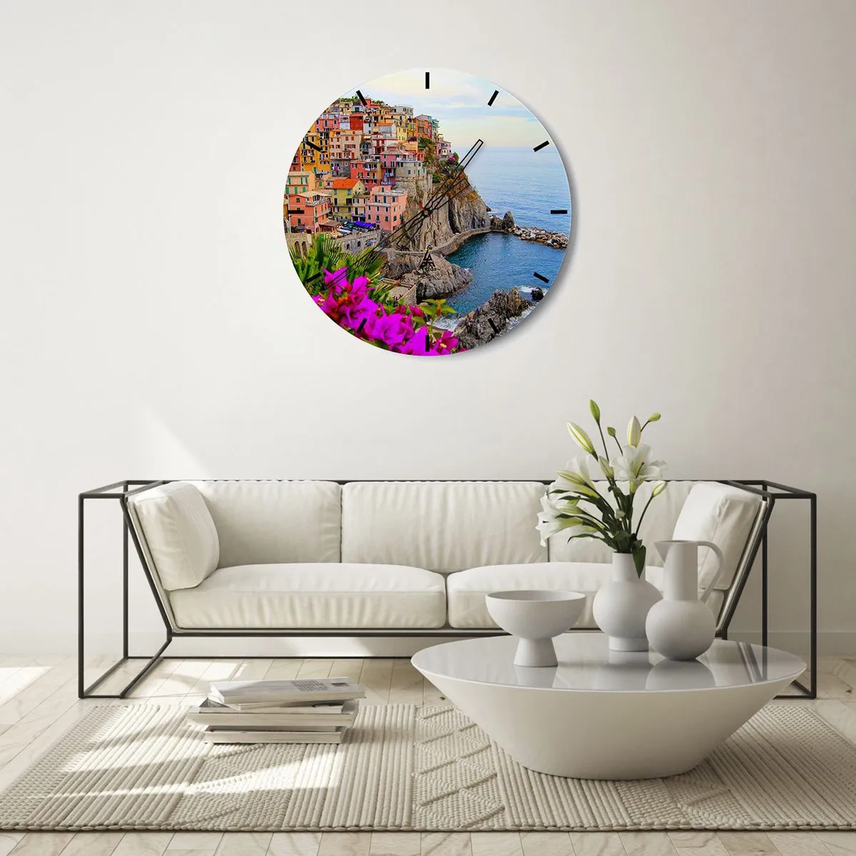 Nástenné hodiny - Farebné budovy na útese nad morom s kvetmi v popredí - 30x30cm - Usmievavé mesto - Moderná nástenná dekorácia do obývacej izby, kuchyne a spálne ARTTOR
