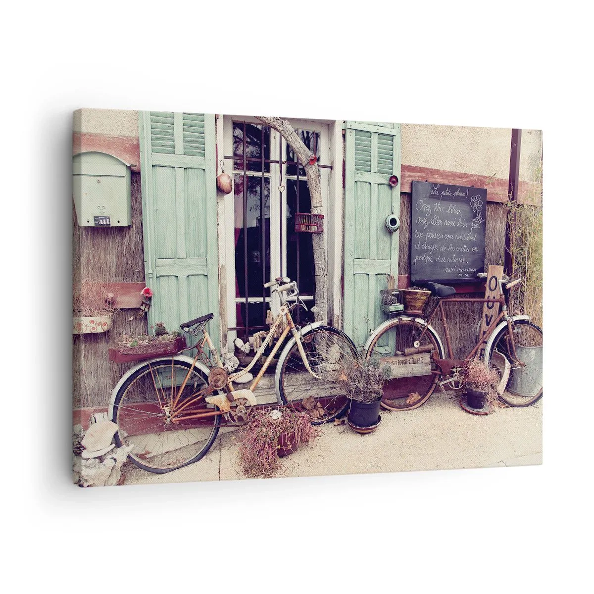 Obraz na plátne - Staré bicykle pred drevenými dverami s pastelovými okenicami - 70x50cm - Nech žije provincia - Moderná nástenná dekorácia do obývacej izby a spálne ARTTOR