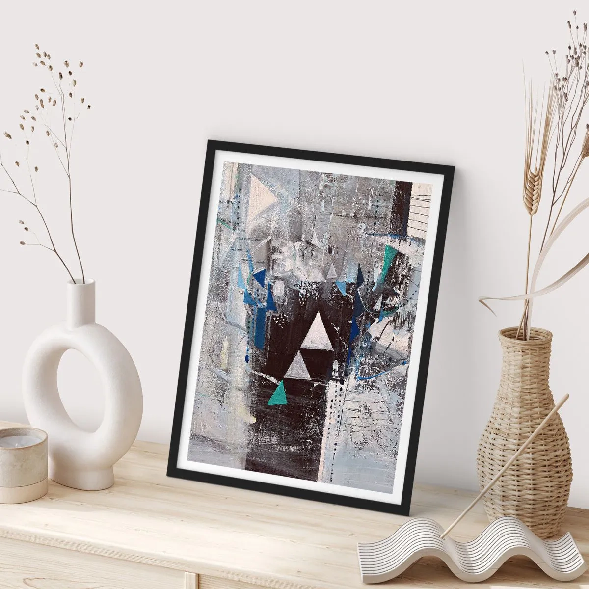 Plagát v čiernom ráme - Abstraktná geometrická kompozícia v odtieňoch sivej a modrej - 50x70cm - Prednostné poradie trojuholníkov - Moderná nástenná dekorácia do obývacej izby a spálne ARTTOR