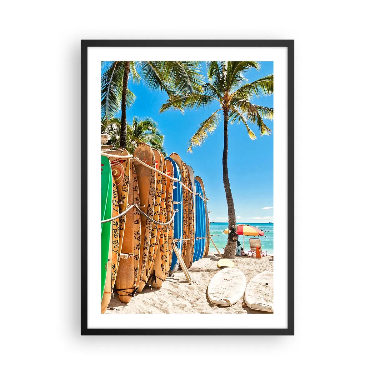 Plagát v čiernom ráme - Surfovacie dosky na pláži s palmami a modrou oblohou - 50x70cm - Slnečná zábava - Moderná nástenná dekorácia do obývacej izby a spálne ARTTOR