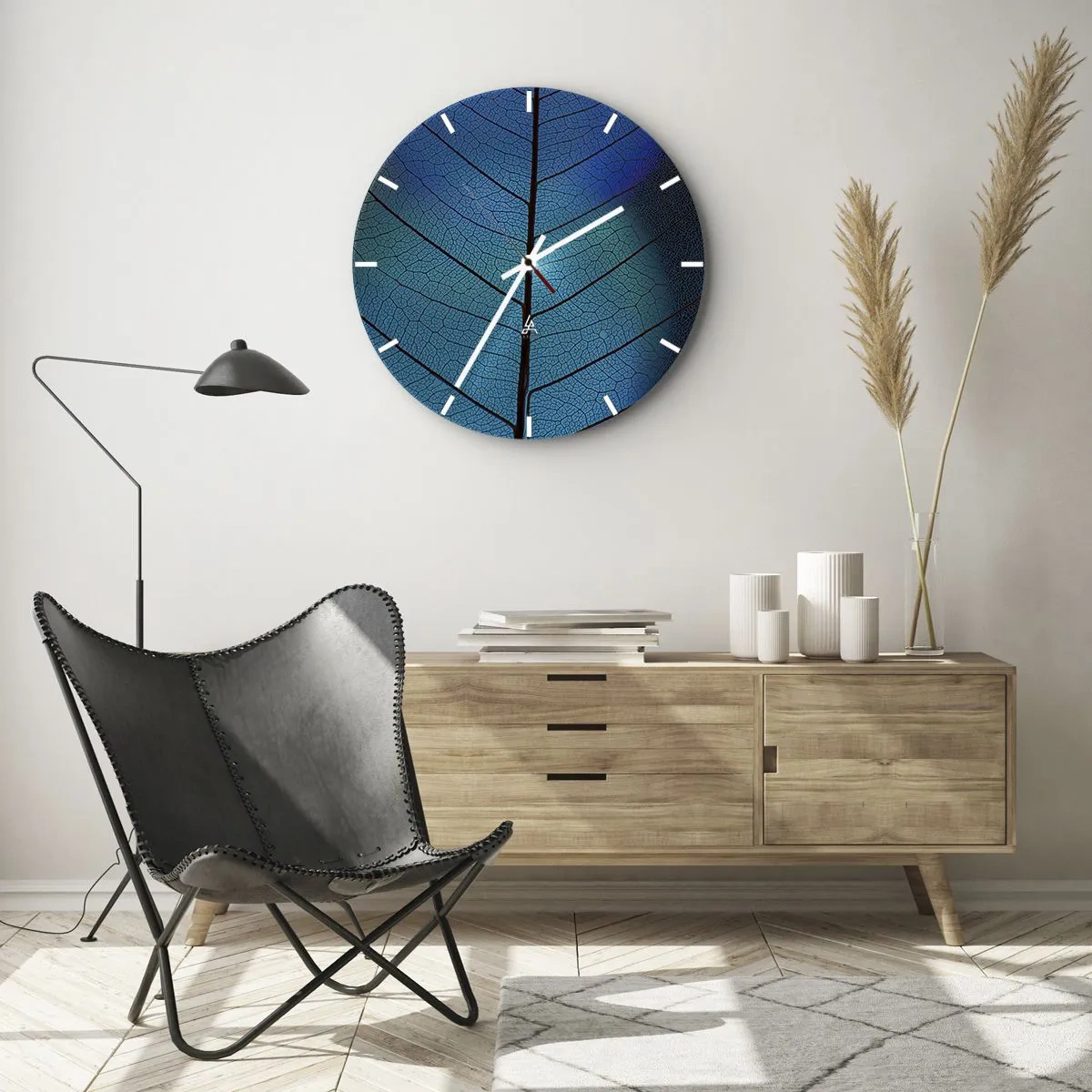 Nástenné hodiny - Detailný záber na štruktúru listu v odtieňoch modrej a čiernej - 30x30cm - Až do detailov - Moderná nástenná dekorácia do obývacej izby, kuchyne a spálne ARTTOR