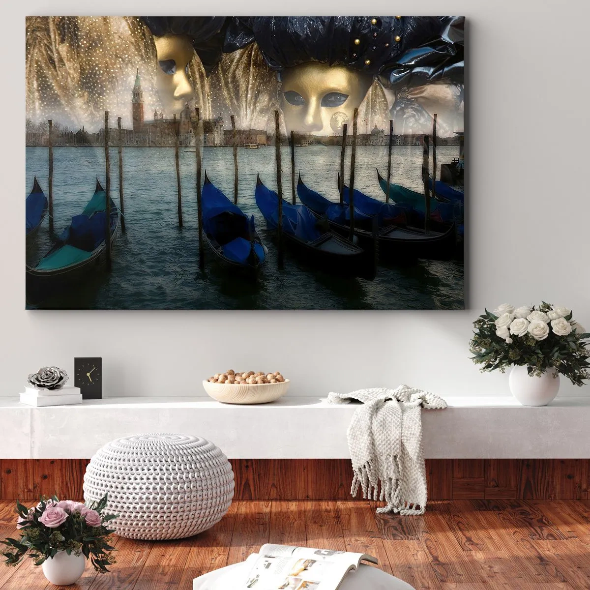 Obraz na plátne - Benátske karnevalové masky a gondoly na pozadí mesta a vody - 70x50cm - Je čas začať karneval - Moderná nástenná dekorácia do obývacej izby a spálne ARTTOR