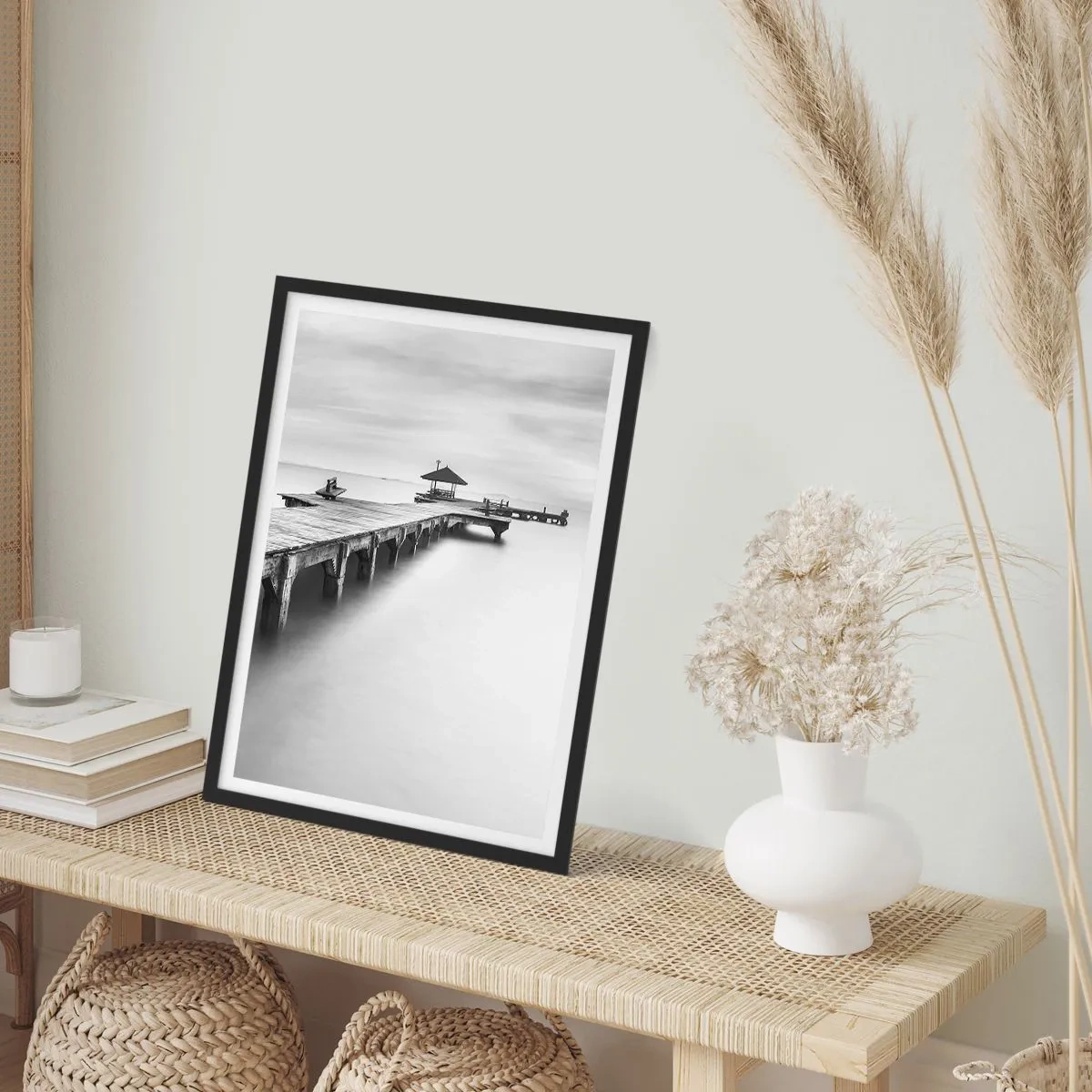 Plagát v čiernom ráme - Čiernobiele mólo nad pokojným morom - 50x70cm - Ďaleko od nás - Moderná nástenná dekorácia do obývacej izby a spálne ARTTOR