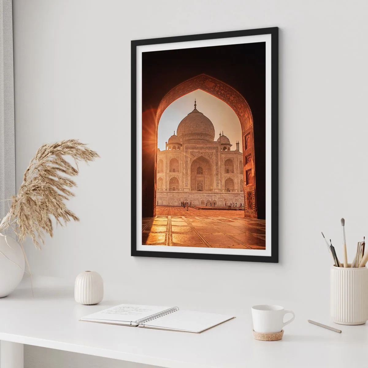Plagát v čiernom ráme - Monumentálna stavba viditeľná cez zdobený oblúk pri západe slnka - 50x70cm - Pamätník nadpozemskej lásky - Moderná nástenná dekorácia do obývacej izby a spálne ARTTOR
