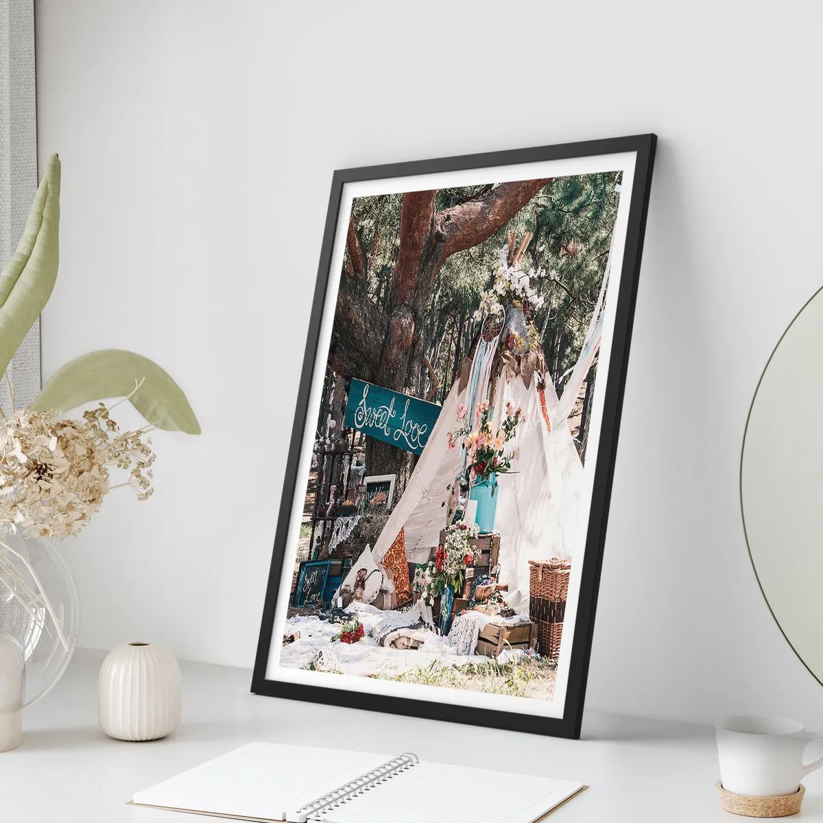 Plagát v čiernom ráme - Kompozícia v boho štýle so stanom, kvetmi a nápisom Sladká láska - 50x70cm - Make love… - Moderná nástenná dekorácia do obývacej izby a spálne ARTTOR