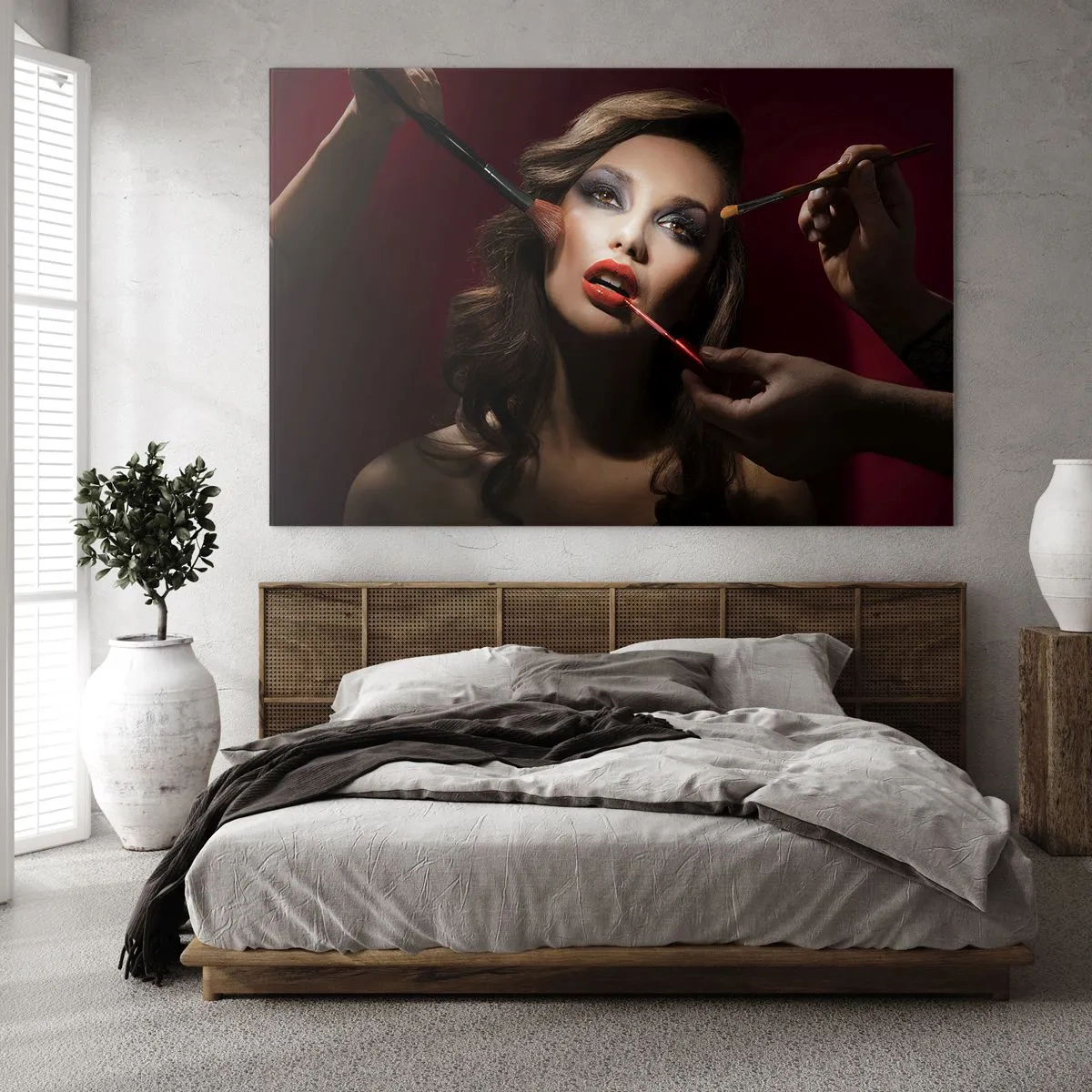 Obraz na skle - Žena si nanáša make-up na tmavom pozadí - 70x50cm - Krásna zasnená - Moderná nástenná dekorácia do obývacej izby a spálne ARTTOR