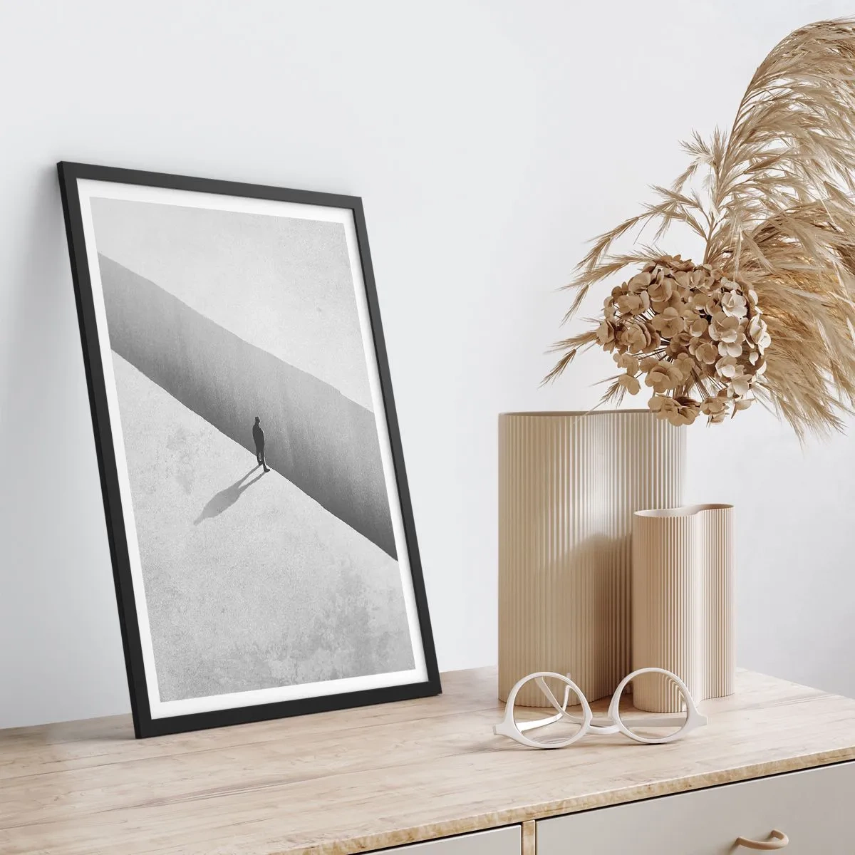 Plagát v čiernom ráme - Postava stojaca nad priepasťou v monochromatickom prostredí - 50x70cm - Jasný cieľ - Moderná nástenná dekorácia do obývacej izby a spálne ARTTOR