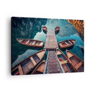 Obraz na plátne - Drevené lode na móle na horskom jazere - 70x50cm - Čakám v prístave - Moderná nástenná dekorácia do obývacej izby a spálne ARTTOR