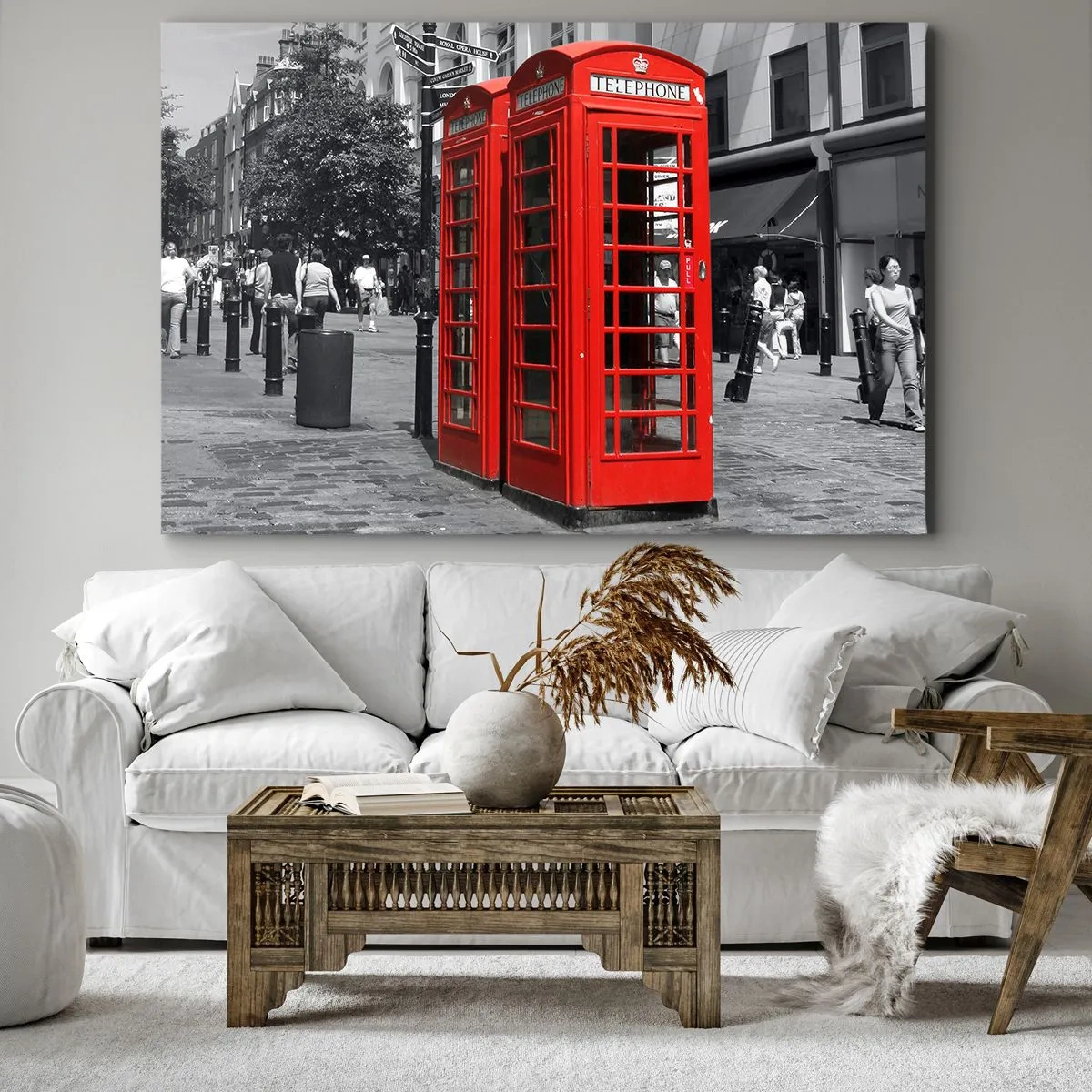 Obraz na plátne - Červené telefónne búdky na čiernobielom mestskom pozadí. - 70x50cm - Červené telefónne búdky - Moderná nástenná dekorácia do obývacej izby a spálne ARTTOR