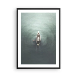 Plagát v čiernom ráme - Pohľad z vtáčej perspektívy na loď plávajúcu na pokojnej vode - 50x70cm - Cez mesačné jazero - Moderná nástenná dekorácia do obývacej izby a spálne ARTTOR