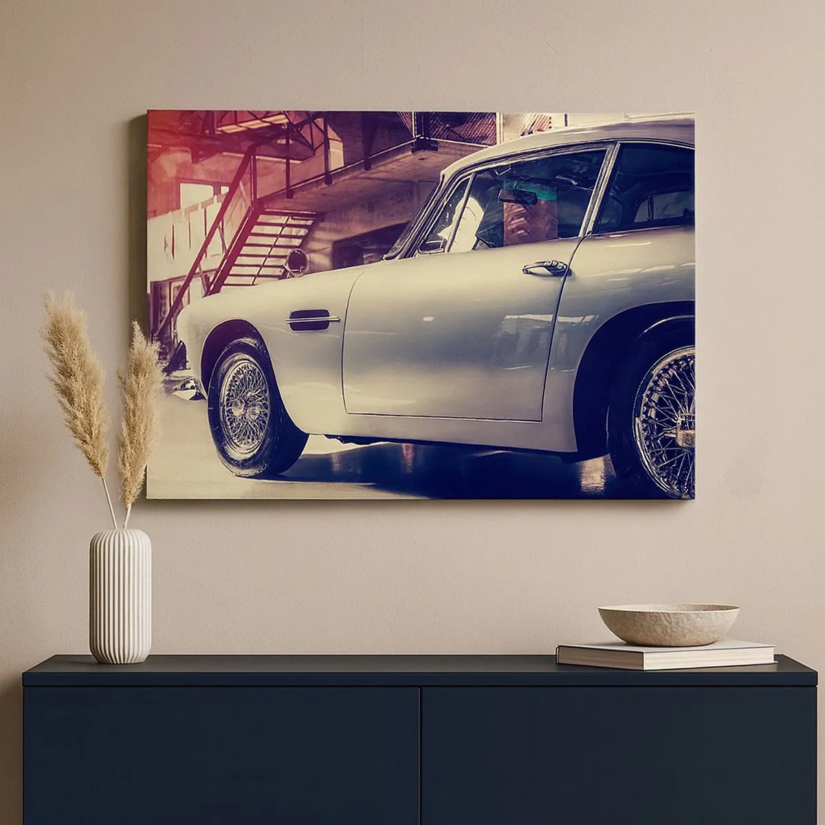 Obraz na plátne - Klasické auto v štýlovej garáži s industriálnym interiérom - 70x50cm - Klasika nestarne - Moderná nástenná dekorácia do obývacej izby a spálne ARTTOR