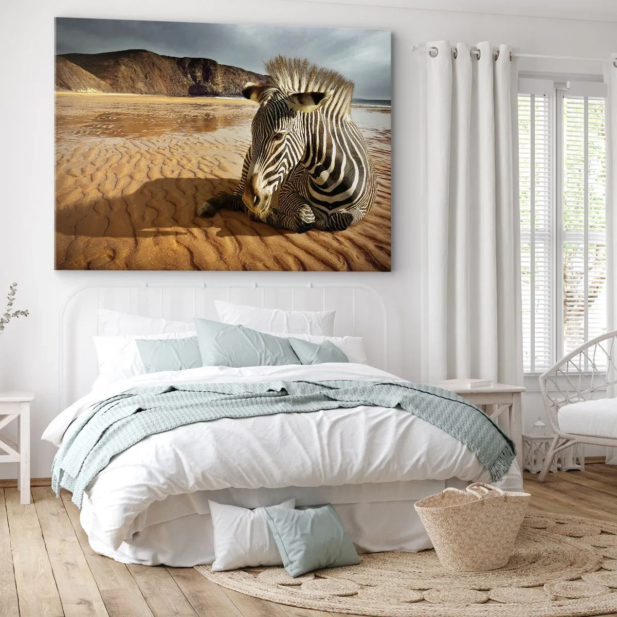 Obraz na plátne - Zebra odpočíva na piesočnatej pláži s útesmi v pozadí. - 70x50cm - Hodíme sa k sebe - Moderná nástenná dekorácia do obývacej izby a spálne ARTTOR