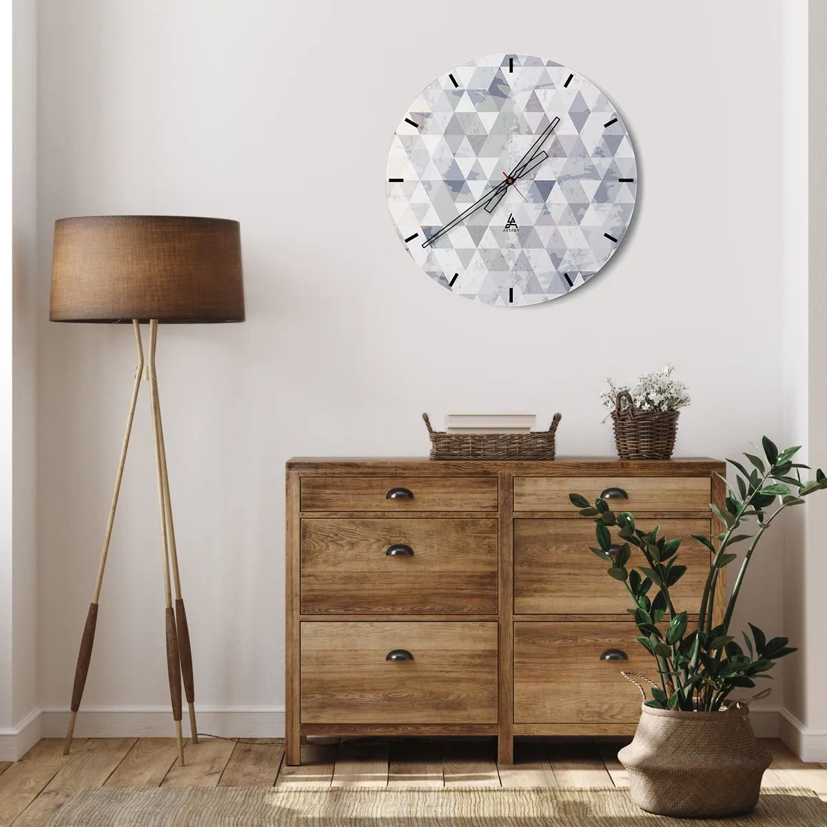 Nástenné hodiny - Geometrický vzor so sivými trojuholníkmi v modernom štýle - 30x30cm - V rytme na tri - Moderná nástenná dekorácia do obývacej izby, kuchyne a spálne ARTTOR