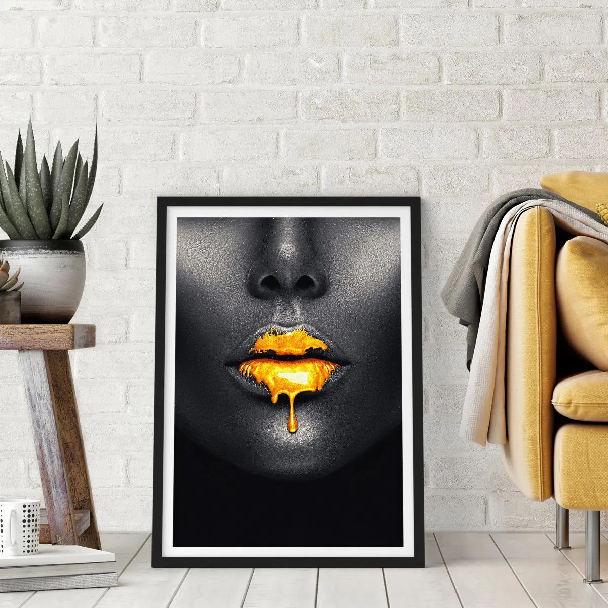 Plagát v čiernom ráme - Tvár čiernej ženy s oranžovou farbou na perách - 50x70cm - Zlatoústa - Moderná nástenná dekorácia do obývacej izby a spálne ARTTOR