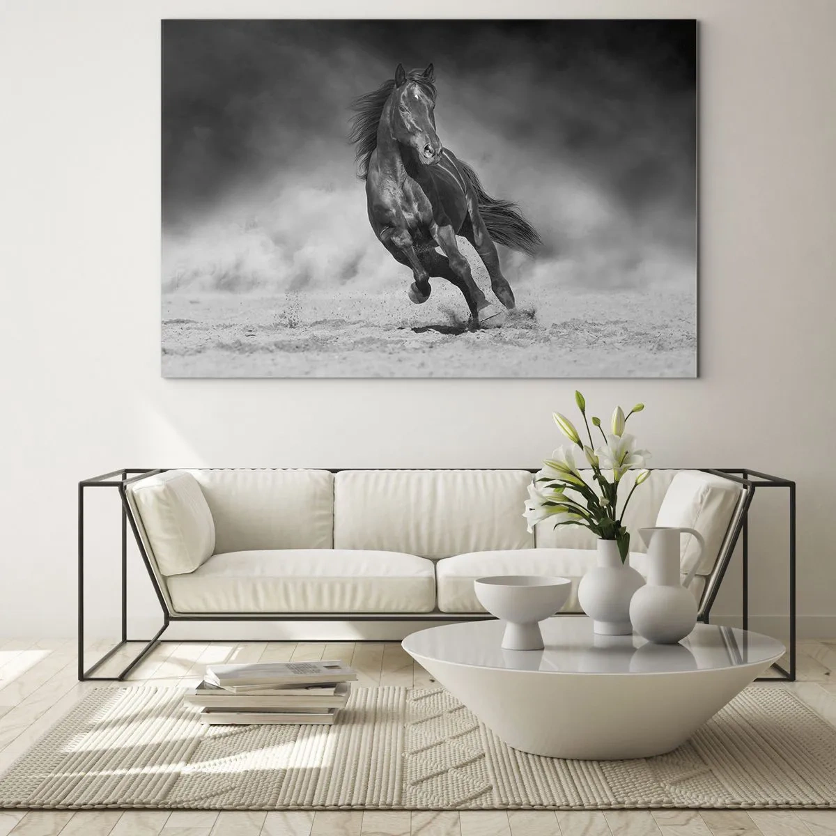 Obraz na skle - Čierny kôň cválajúci po piesku v čiernej a bielej farbe. - 70x50cm - Hodné samotného emira - Moderná nástenná dekorácia do obývacej izby a spálne ARTTOR