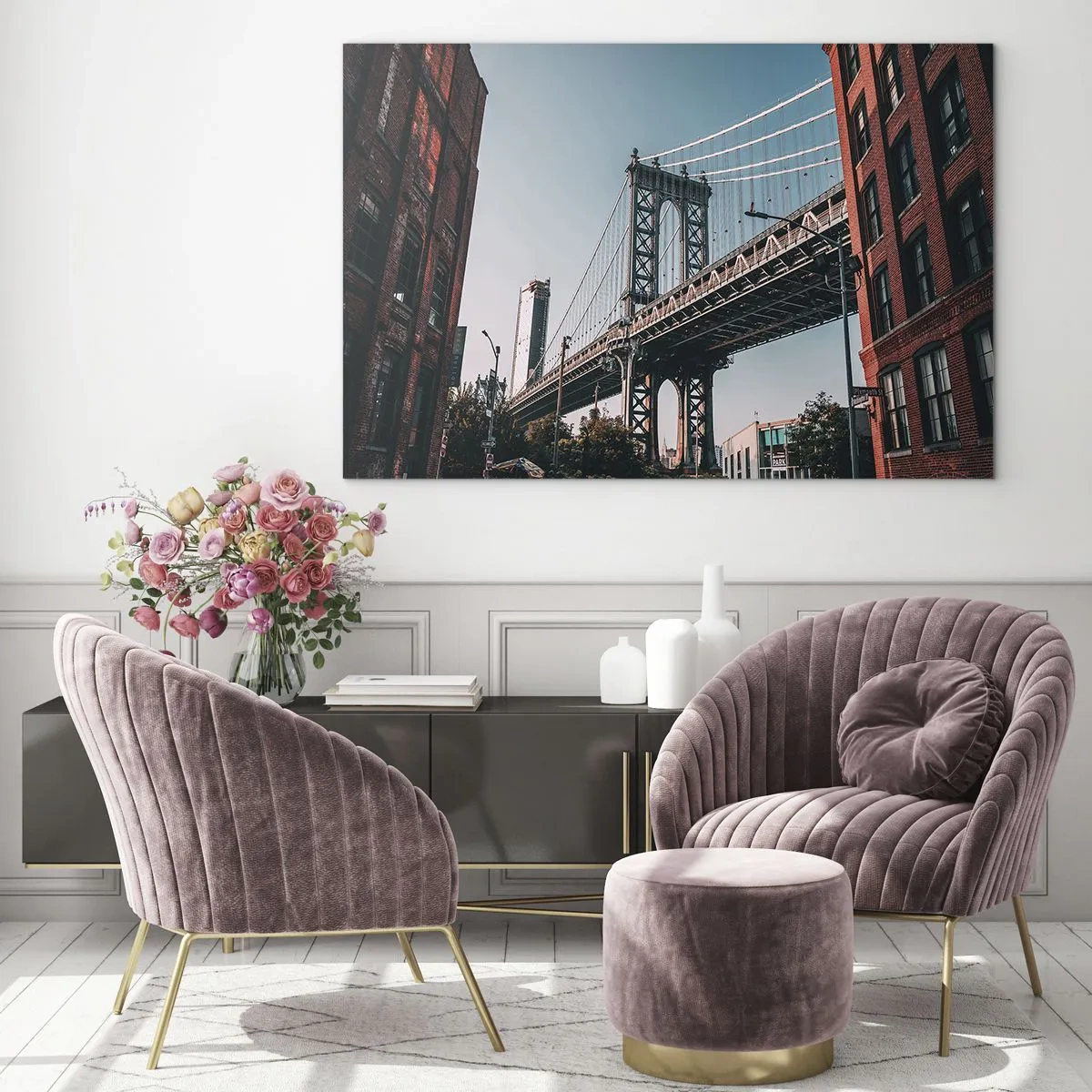 Obraz na skle - Visutý most medzi tehlovými budovami v mestskom prostredí - 70x50cm - Nad vlnami mesta - Moderná nástenná dekorácia do obývacej izby a spálne ARTTOR