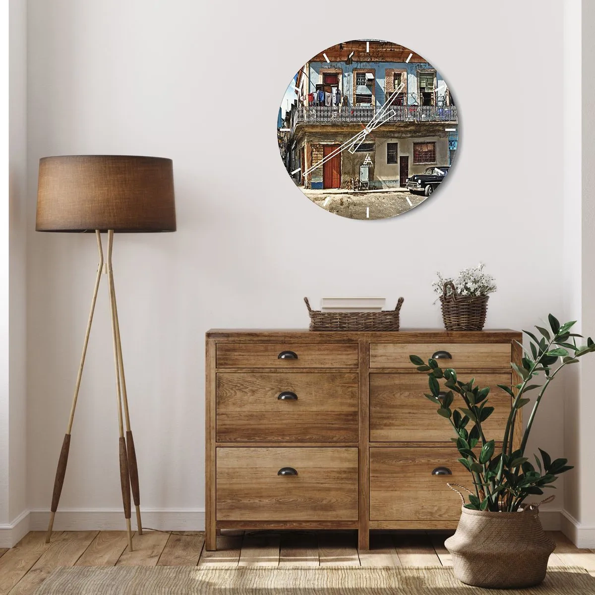 Nástenné hodiny - Farebná fasáda starej budovy s balkónom a práčovňou - 30x30cm - Havajský nádych - Moderná nástenná dekorácia do obývacej izby, kuchyne a spálne ARTTOR