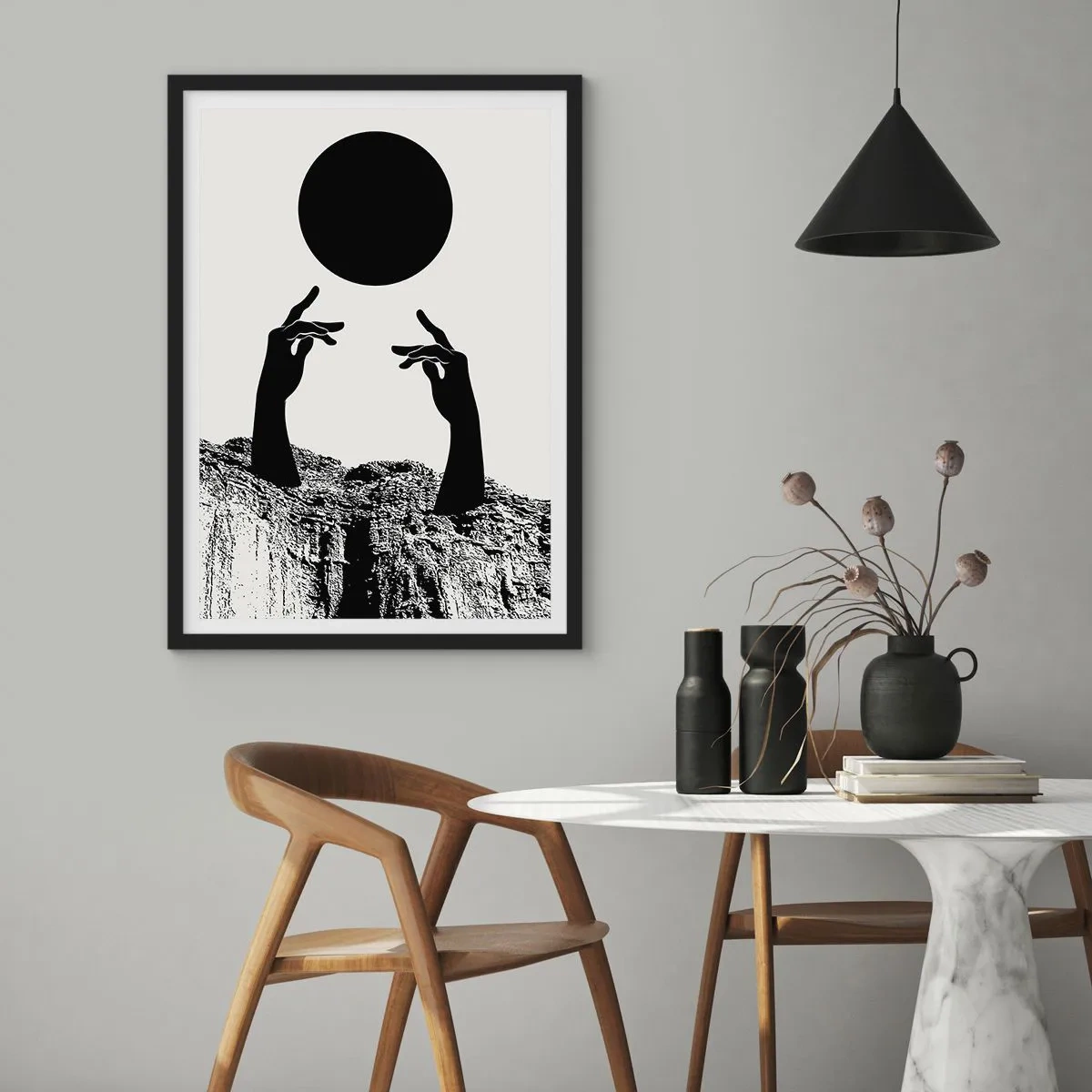 Plagát v čiernom ráme - Symbolické ruky siahajúce po čiernej lopte na pozadí skál - 50x70cm - Surrealistická kompozícia: slnko a zvyšok - Moderná nástenná dekorácia do obývacej izby a spálne ARTTOR