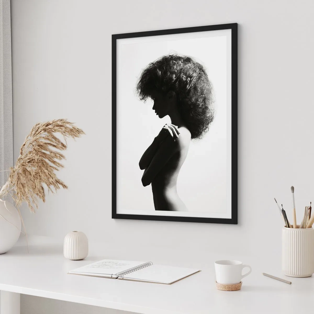 Plagát v čiernom ráme - Profil ženy na elegantnej čiernobielej fotografii - 50x70cm - Ako kvetina na štíhlej stonke - Moderná nástenná dekorácia do obývacej izby a spálne ARTTOR