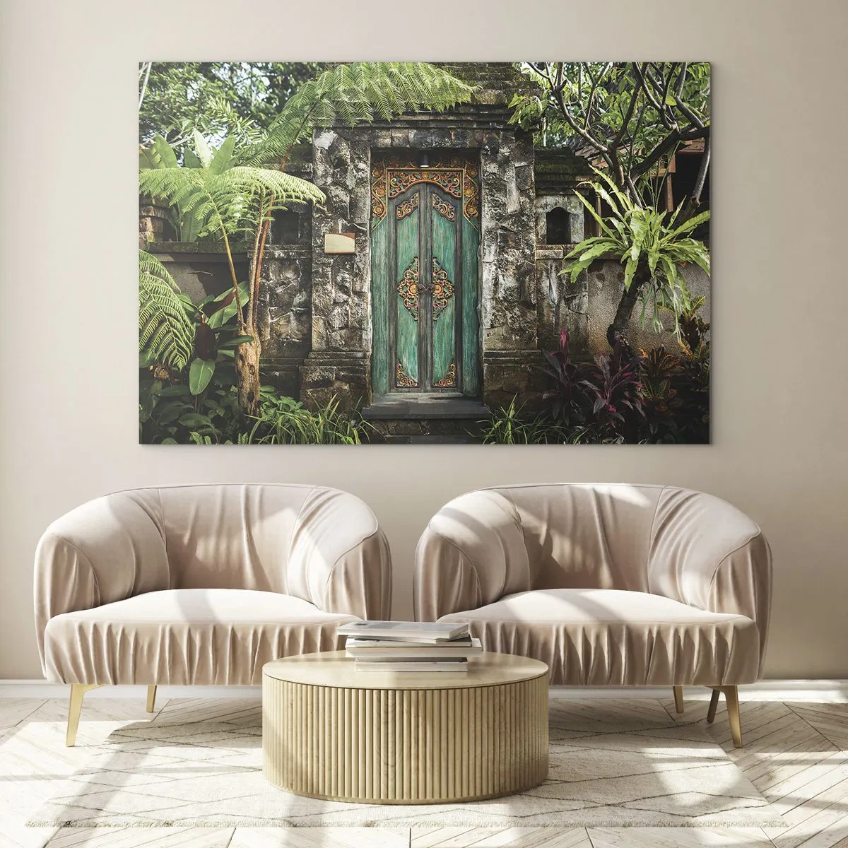 Obraz na skle - Zdobené tyrkysové dvere v kamennej stene obklopenej tropickou vegetáciou - 70x50cm - Dvere do exotického sveta - Moderná nástenná dekorácia do obývacej izby a spálne ARTTOR