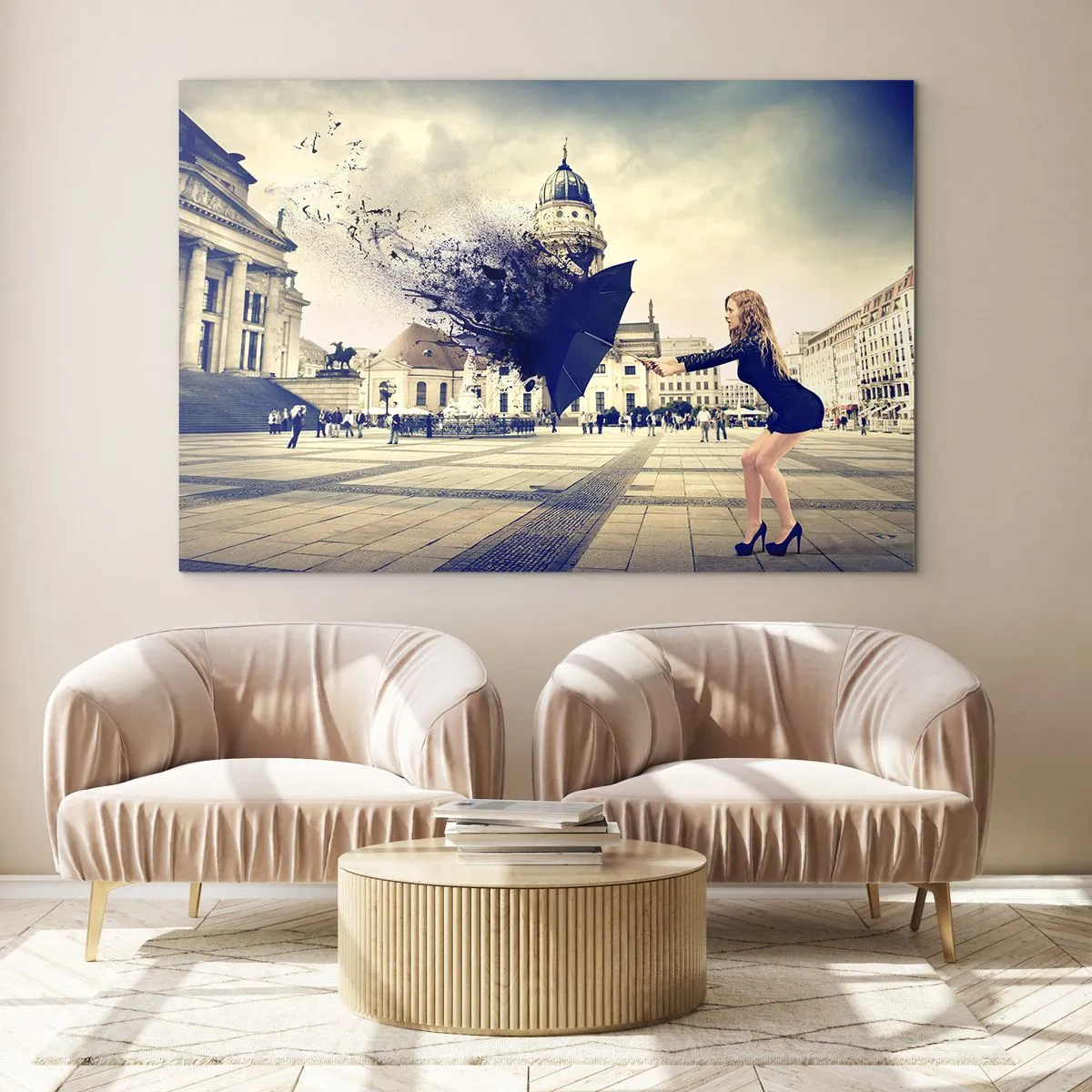 Obraz na skle - Žena s dáždnikom na pozadí mestského námestia v umeleckej kompozícii - 70x50cm - Je taký vietor… - Moderná nástenná dekorácia do obývacej izby a spálne ARTTOR