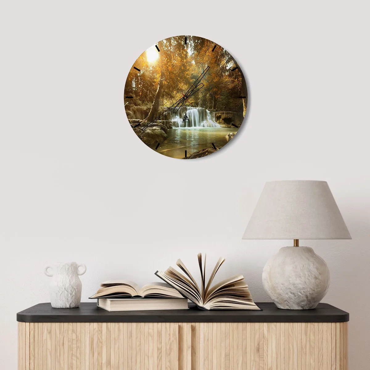 Nástenné hodiny - Malebný vodopád obklopený jesennými stromami - 30x30cm - Parkový vodopád - Moderná nástenná dekorácia do obývacej izby, kuchyne a spálne ARTTOR