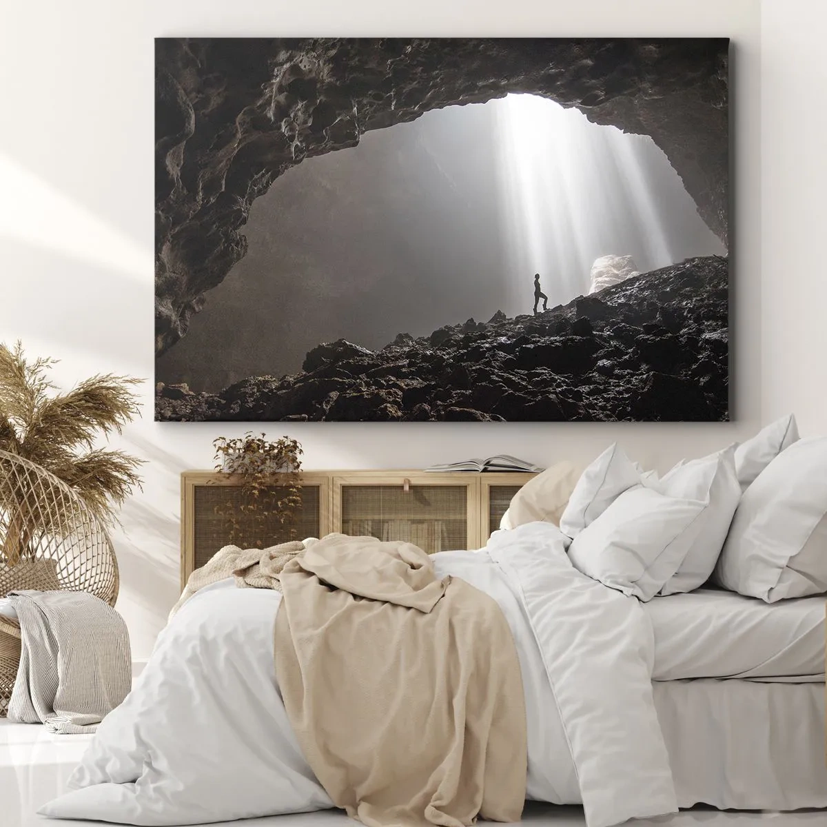 Obraz na plátne - Postava v jaskyni osvetlenej lúčmi svetla - 70x50cm - Svetelná jaskyňa - Moderná nástenná dekorácia do obývacej izby a spálne ARTTOR