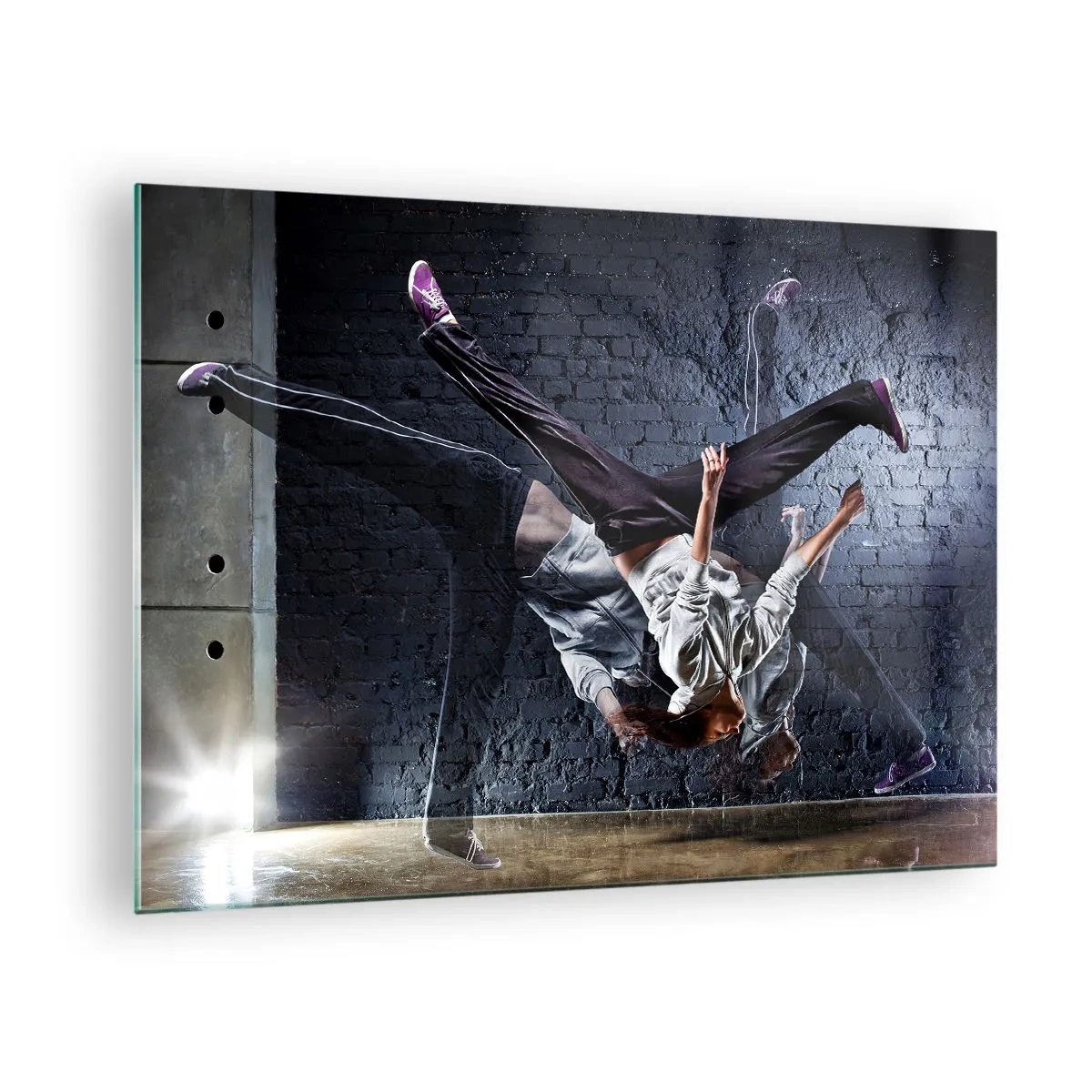 Obraz na skle - Dynamický tanec na pozadí industriálnej steny - 70x50cm - Hviezda ulice - Moderná nástenná dekorácia do obývacej izby a spálne ARTTOR