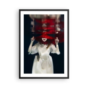 Plagát v čiernom ráme - Žena v červenom klobúku je ponorená pod vodou. - 50x70cm - Divoženka - Moderná nástenná dekorácia do obývacej izby a spálne ARTTOR