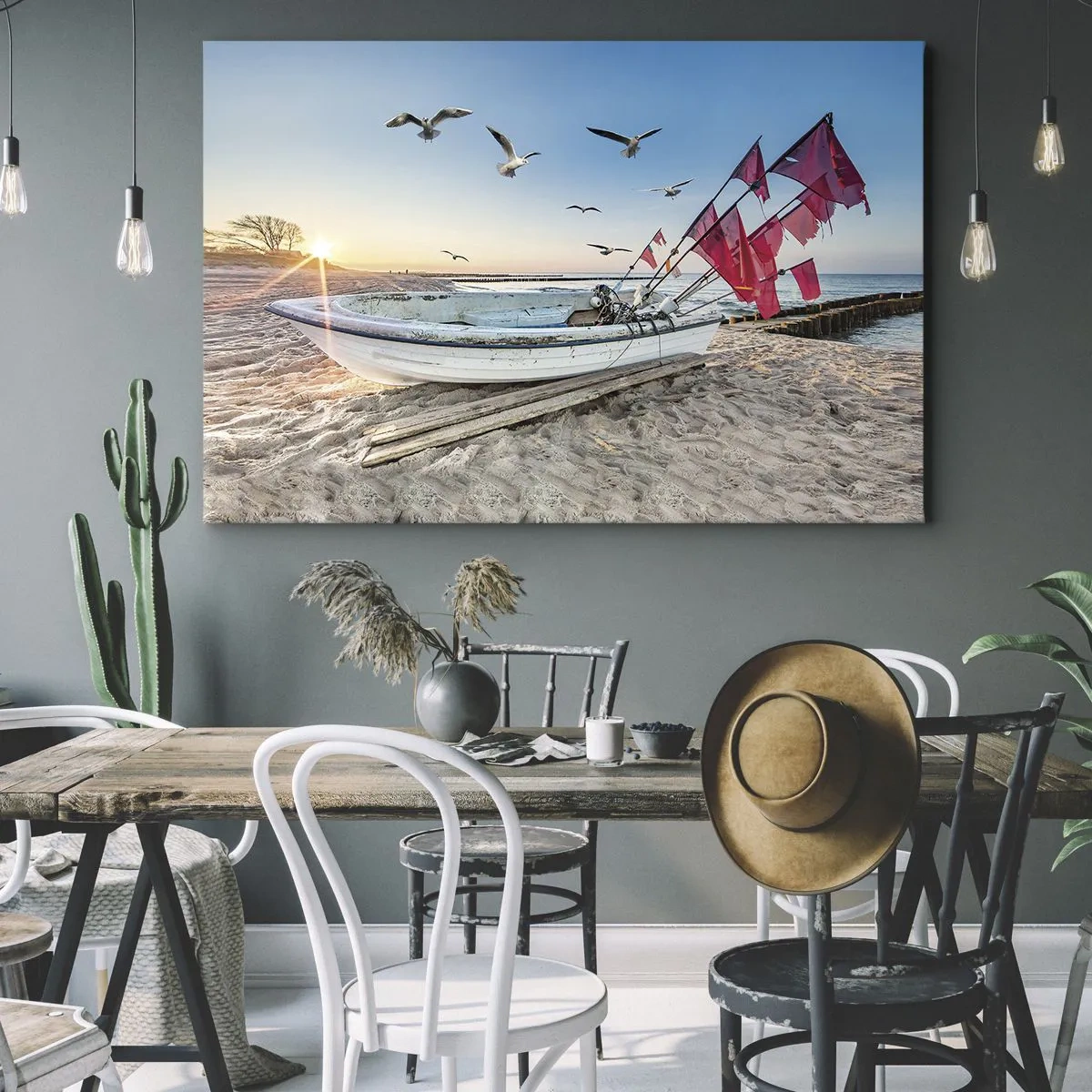 Obraz na plátne - Loď na pláži za úsvitu s čajkami a červenými vlajkami - 70x50cm - Zaslúžená prestávka - Moderná nástenná dekorácia do obývacej izby a spálne ARTTOR