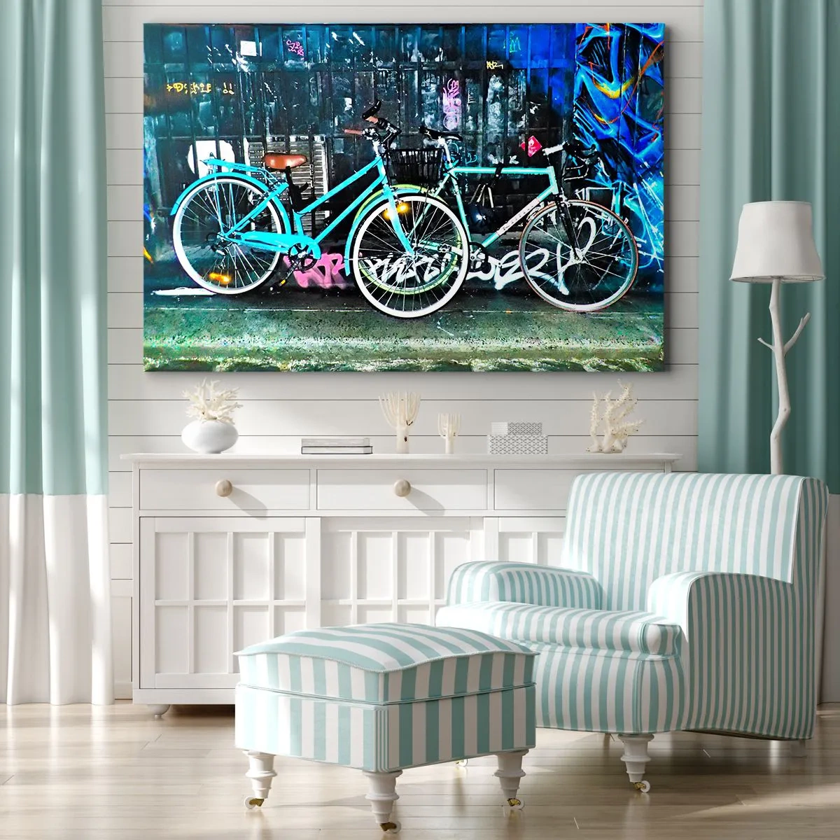 Obraz na plátne - Dva tyrkysové bicykle na pozadí mestského graffiti. - 70x50cm - Mesto volá - Moderná nástenná dekorácia do obývacej izby a spálne ARTTOR