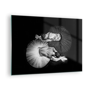 Obraz na skle - Dve baleríny v pokojnej póze v čiernobielych baletných sukničkách - 70x50cm - Jin a jang – ideálna rovnováha - Moderná nástenná dekorácia do obývacej izby a spálne ARTTOR
